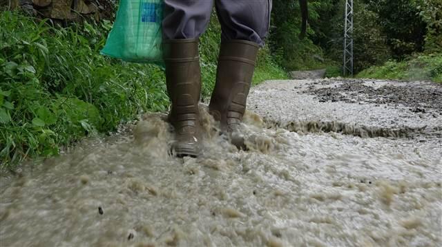 Doğu Karadenizde sağanak yağış Trabzonda ırmak taştı, Rizede heyelan oldu