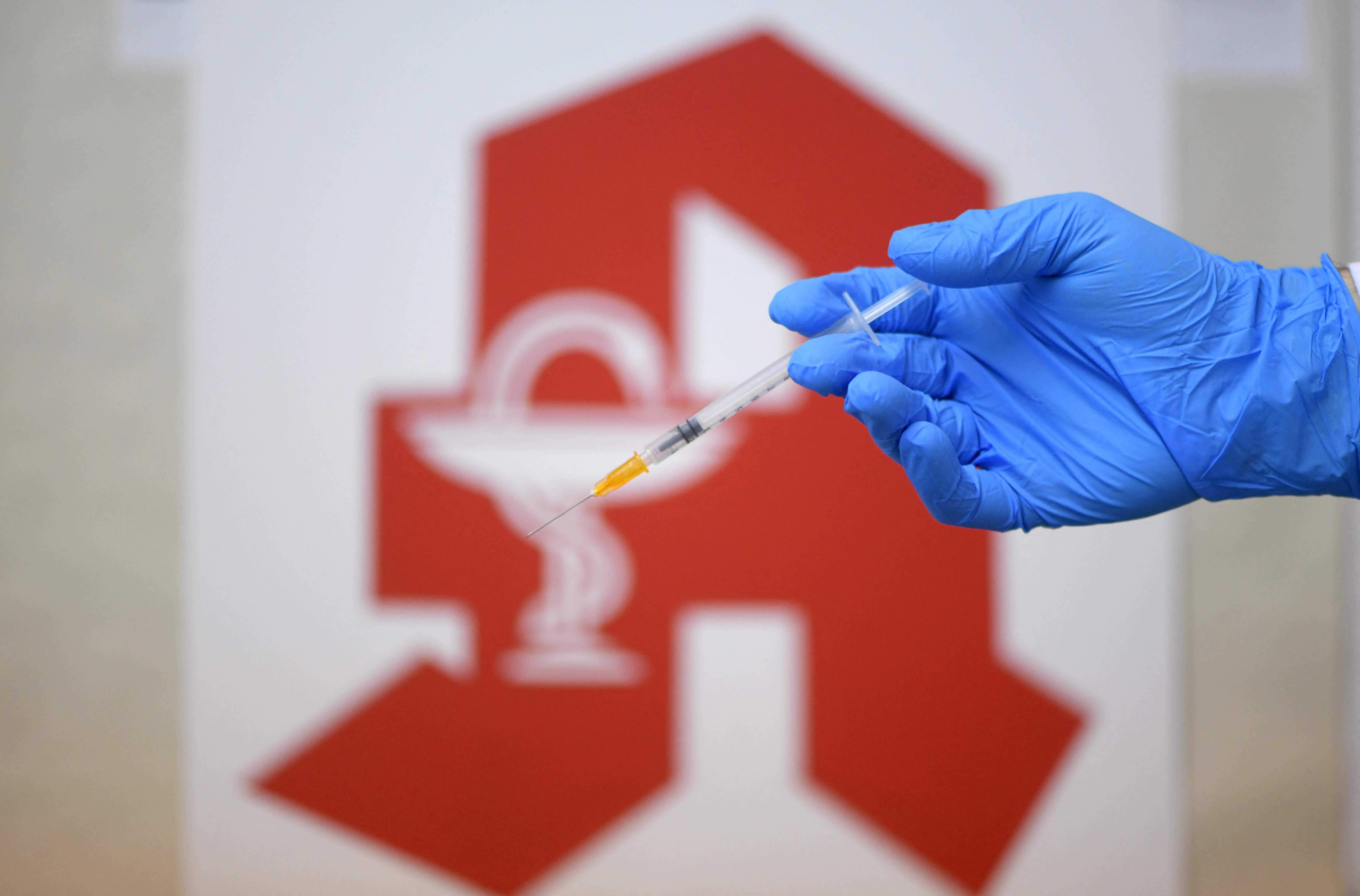 Almanya’da eczanelerde Covid-19 aşı uygulaması başladı