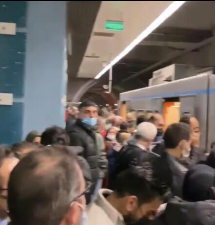İstanbulda metro bozuldu, yolcular tünelde yürüdü