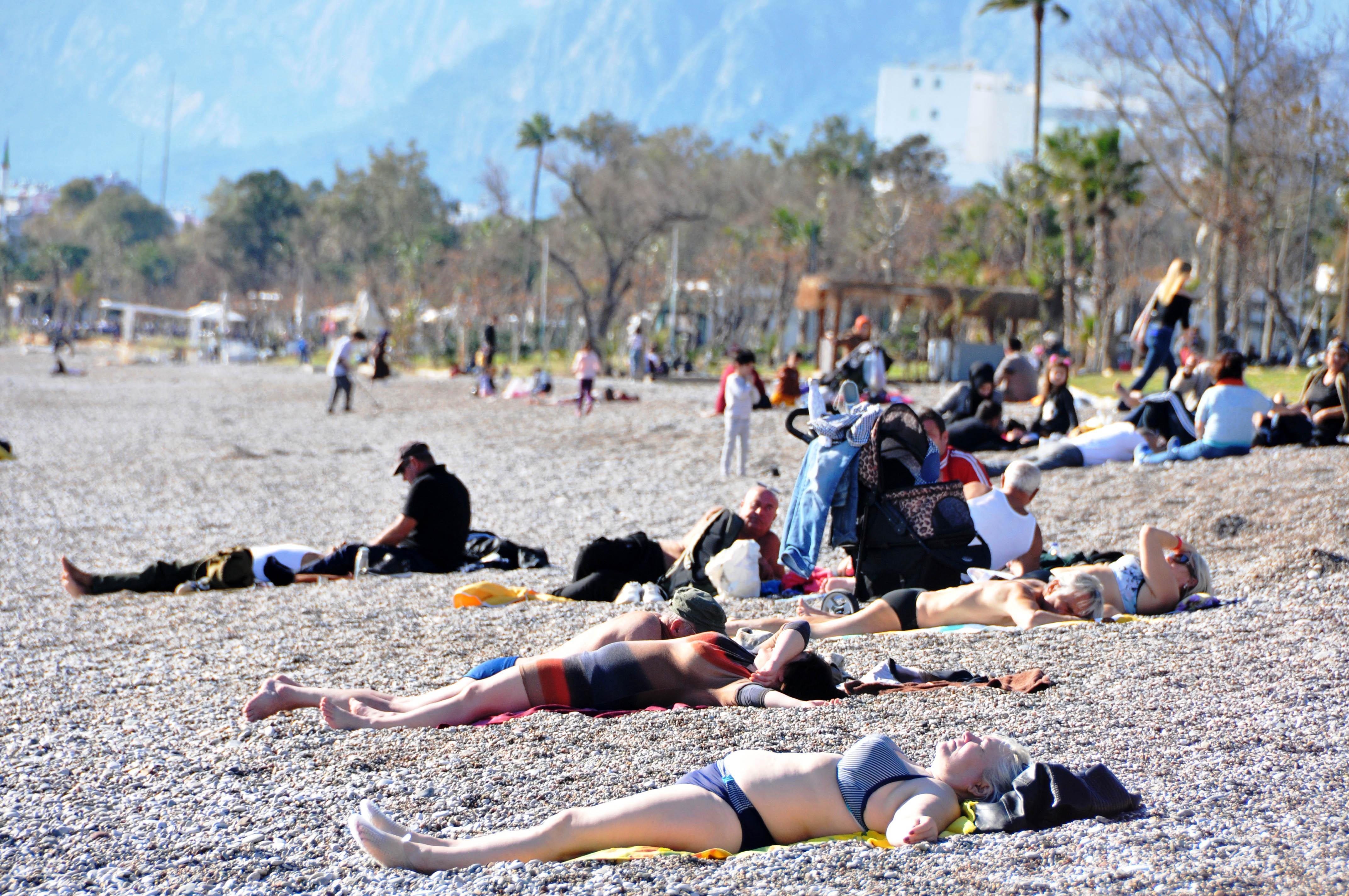 Antalyada hava 20 derece Fırtına bitti, vatandaşlar denize girdi