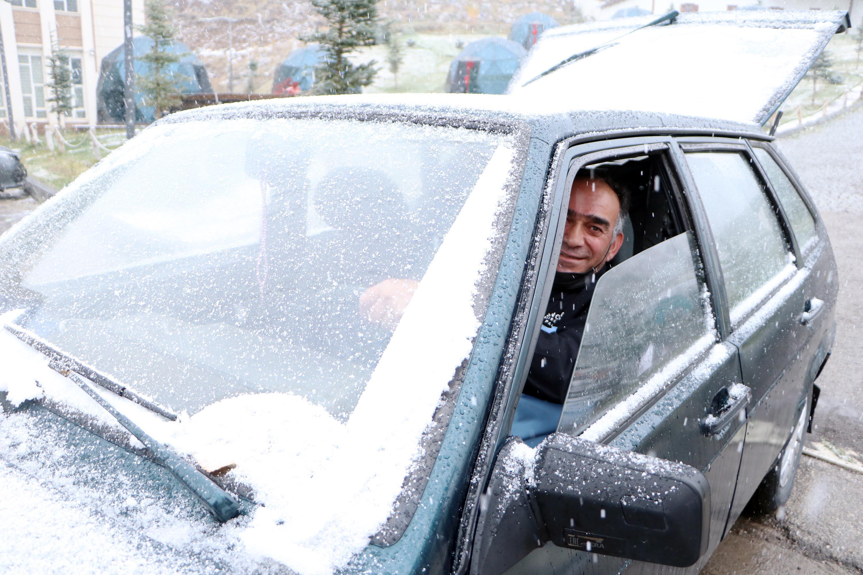 Meteoroloji kar uyarısı yapmıştı Erzurumda lapa lapa kar yağdı