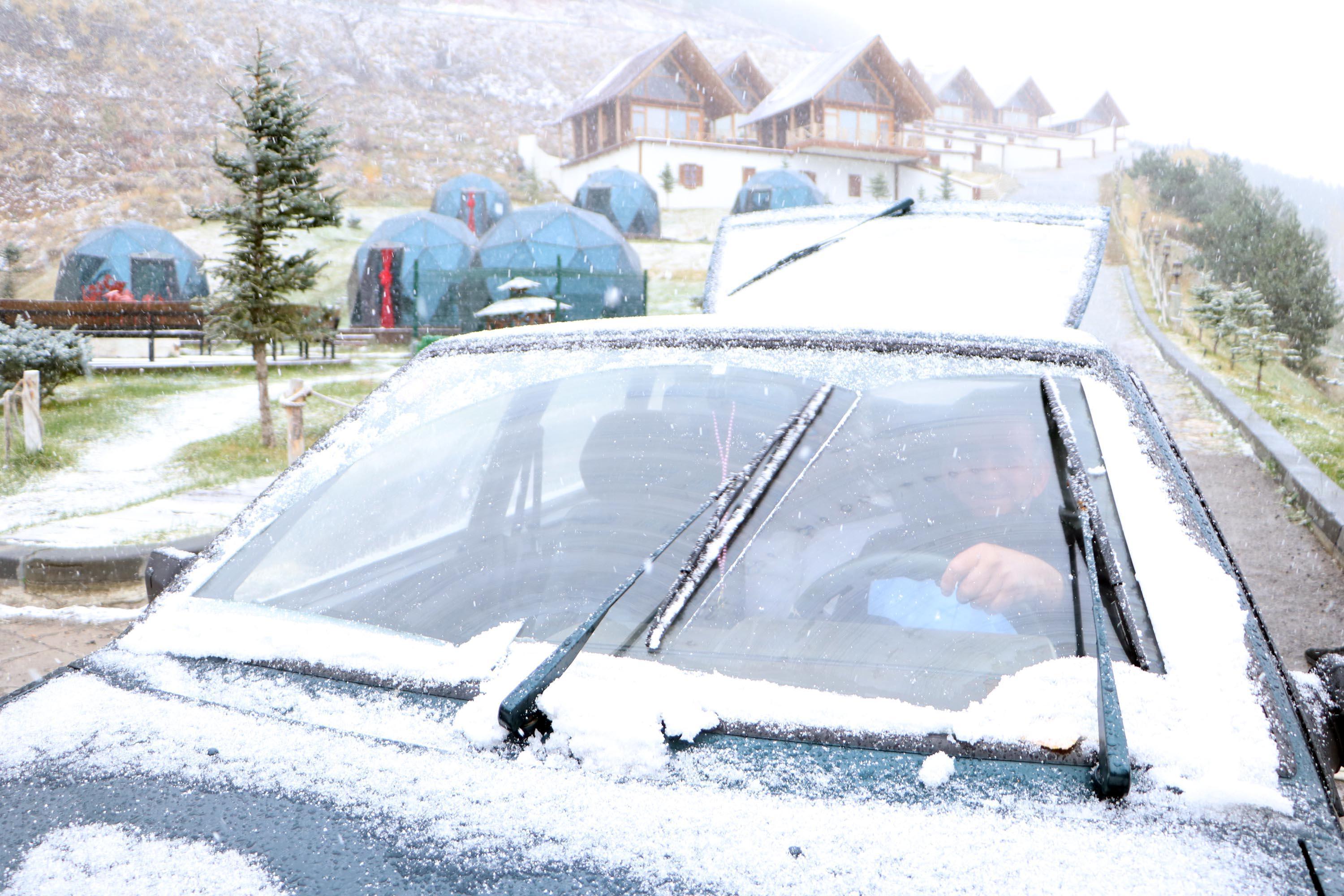Meteoroloji kar uyarısı yapmıştı Erzurumda lapa lapa kar yağdı