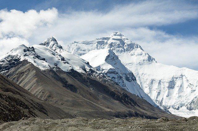 Oluşması 2 bin yıl süren Everestin erimesi 25 yıl sürdü