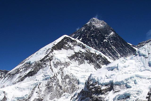 Oluşması 2 bin yıl süren Everestin erimesi 25 yıl sürdü