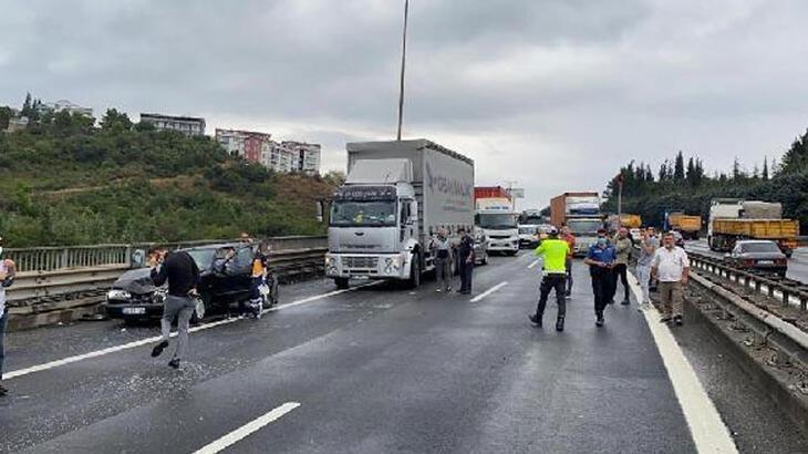 Son dakika  TEM Otoyolunda zincirleme kaza İstanbul yönü trafiğe kapatıldı