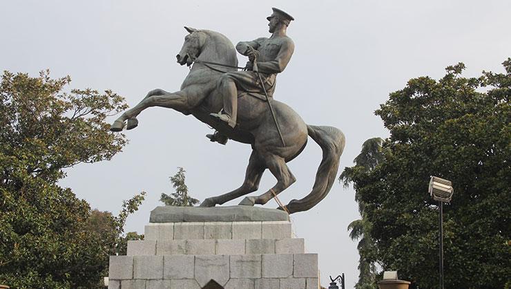 Yıkamazsınız Samsundaki tarihi anıt saldırıya uğradı, vatandaşlar anıt nöbeti tuttu
