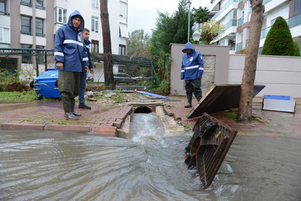 Antalyayı sağanak vurdu Metrekareye 243 kg yağış düştü