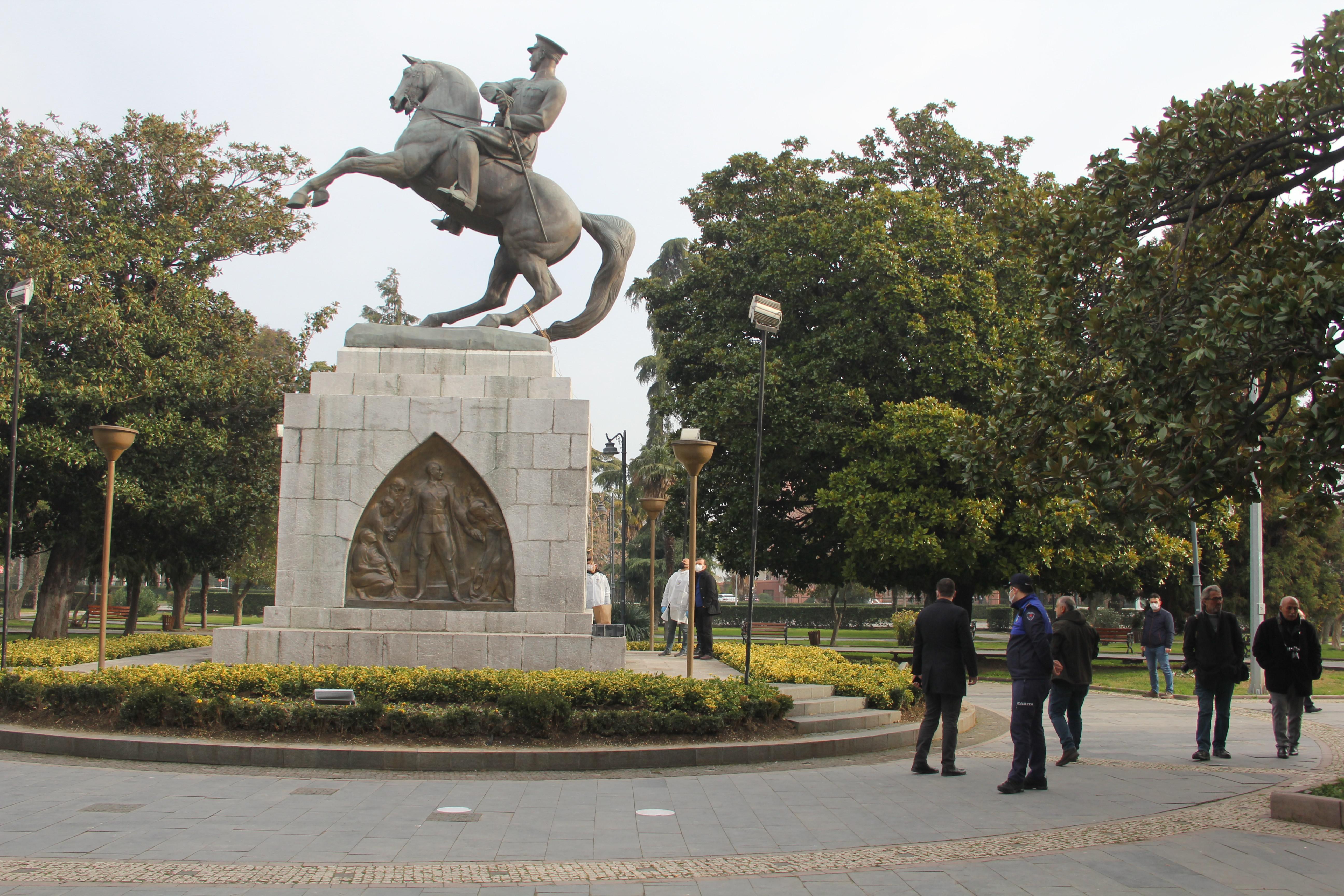 Atatürk Anıtını halat bağlayıp yıkmak istediler Samsunun sembolüne çirkin saldırı