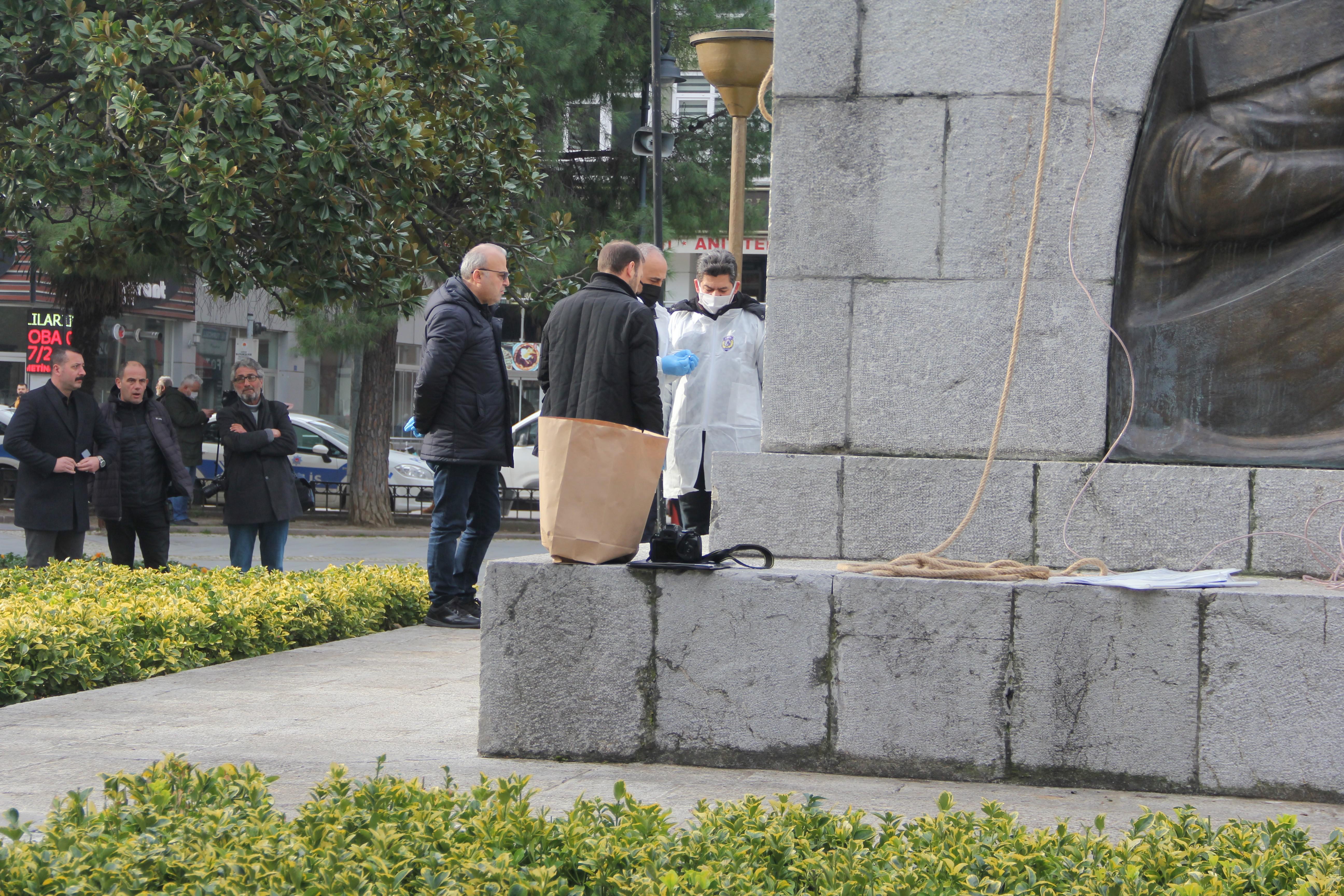 Atatürk Anıtını halat bağlayıp yıkmak istediler Samsunun sembolüne çirkin saldırı