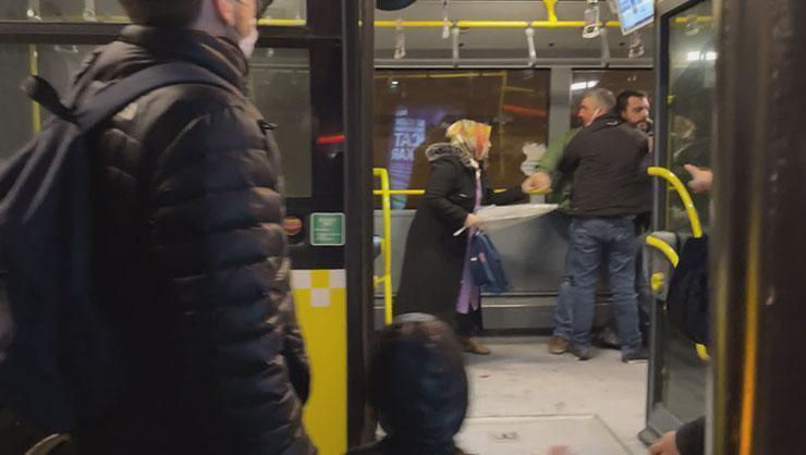 Metrobüste bıçaklı kavga 2 kişi yaralandı...