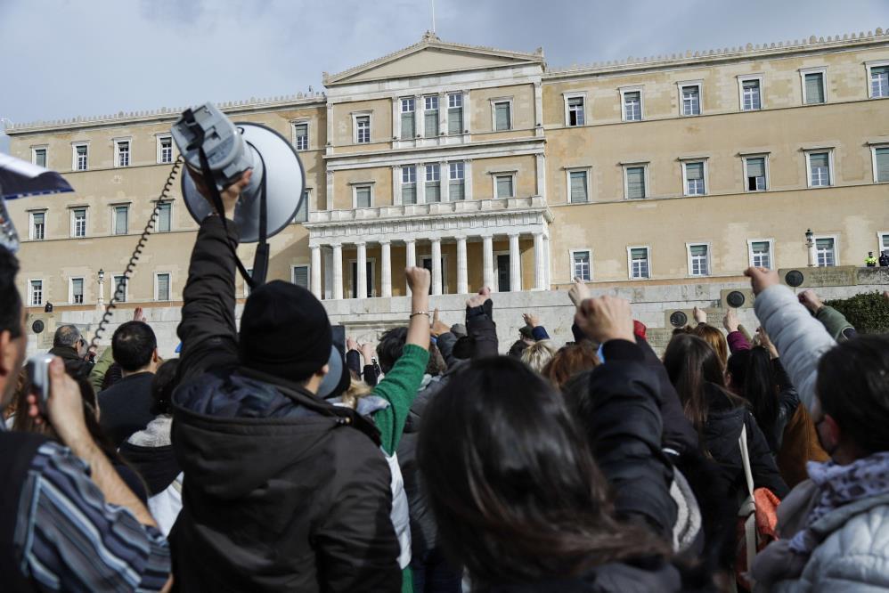 Sağlık çalışanları sokaklara döküldü Yunanistanda sorunlar bitmek bilmiyor