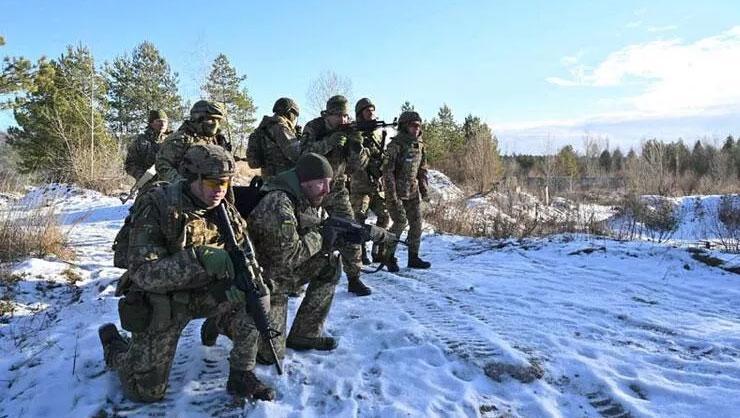 Dünyayı şoke eden görüntüler Savaşa tahta silahlarla hazırlanıyorlar