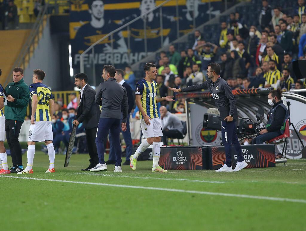 Fenerbahçede tepki Oyundan alınan Mesut Özil su şişelerini tekmeledi