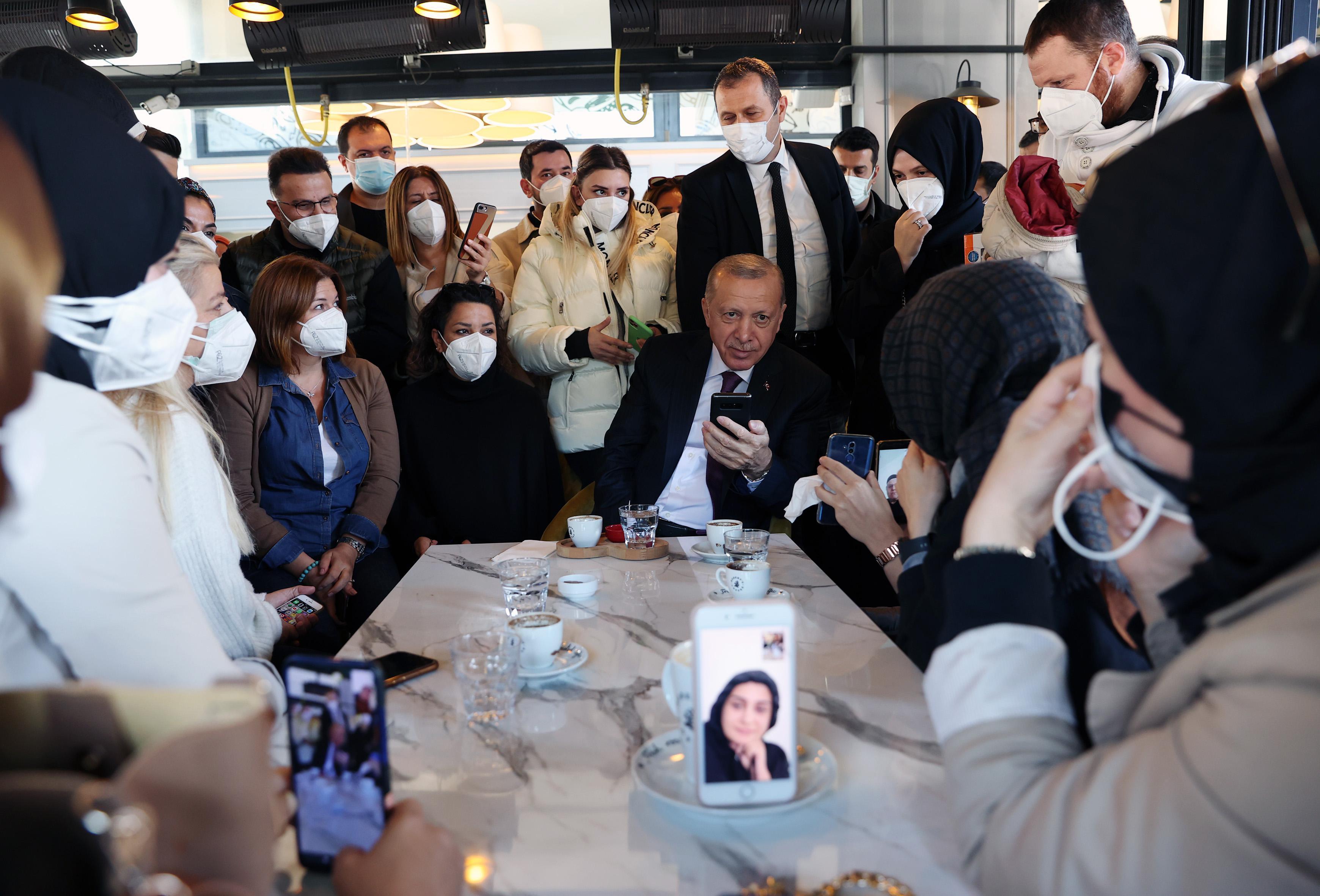 Cumhurbaşkanı Erdoğan, kafeyi ziyaret edip müşterilerle sohbet etti