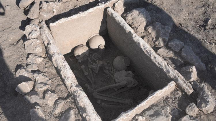 Diyarbakırda bulundu İşte 5 bin yıllık sandık mezarın içinden çıkanlar...