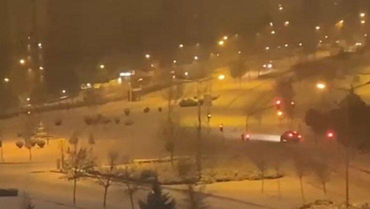 Ankarada kar yağışı etkili oldu Kent beyaza büründü...