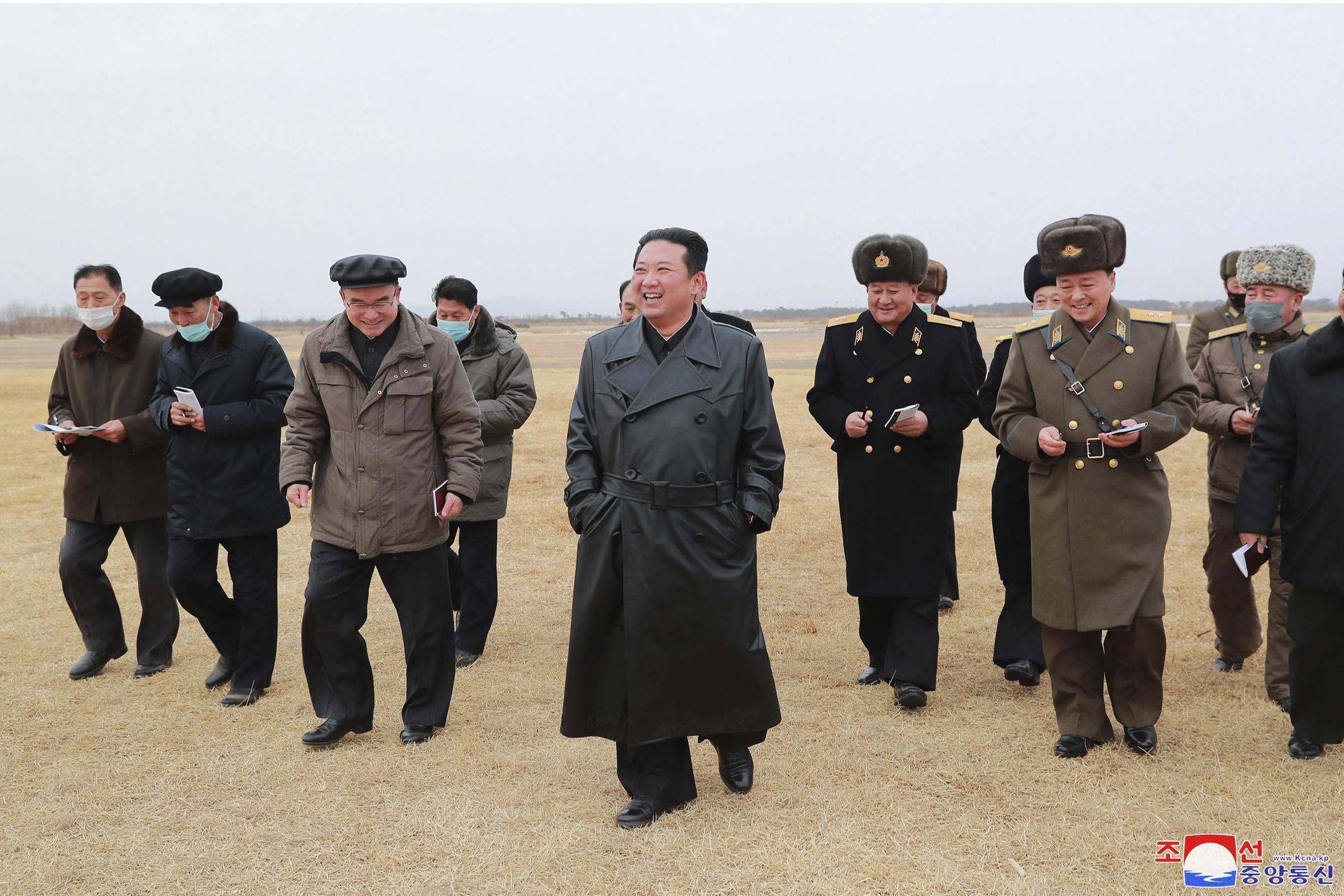 Savaş başlığına fotoğraf makinesi taktılar: Kuzey Kore korkutmaya devam ediyor