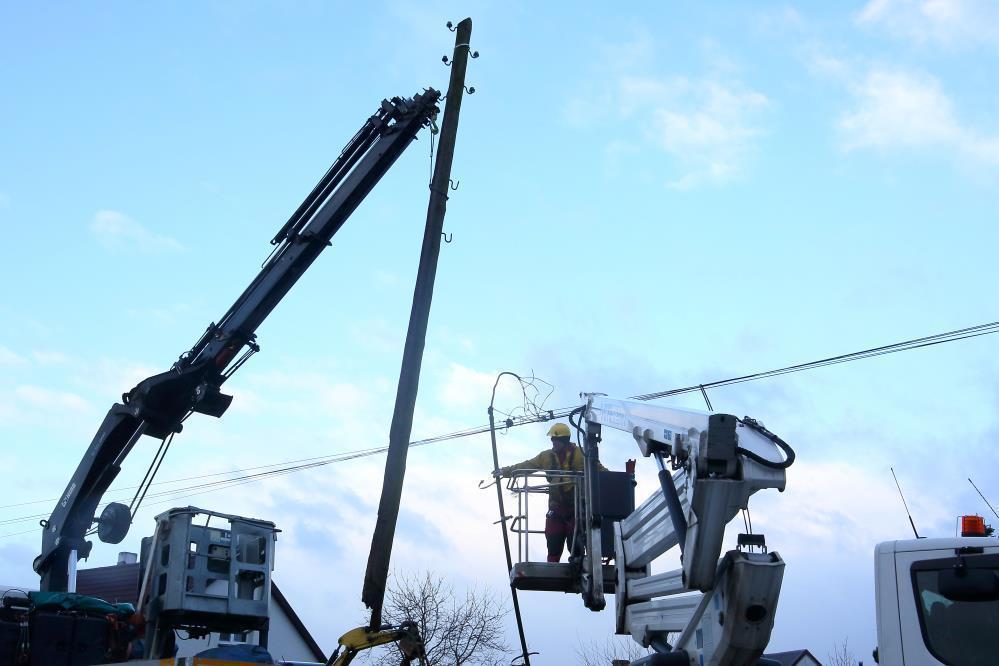 Polonyada fırtınada 1 milyona yakın ev elektriksiz kaldı