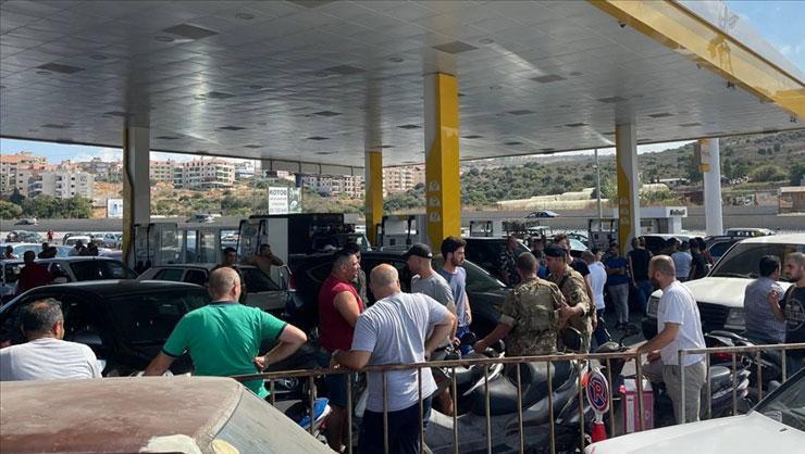 Lübnan krizin pençesinde Benzine bir ay içinde üçüncü zam