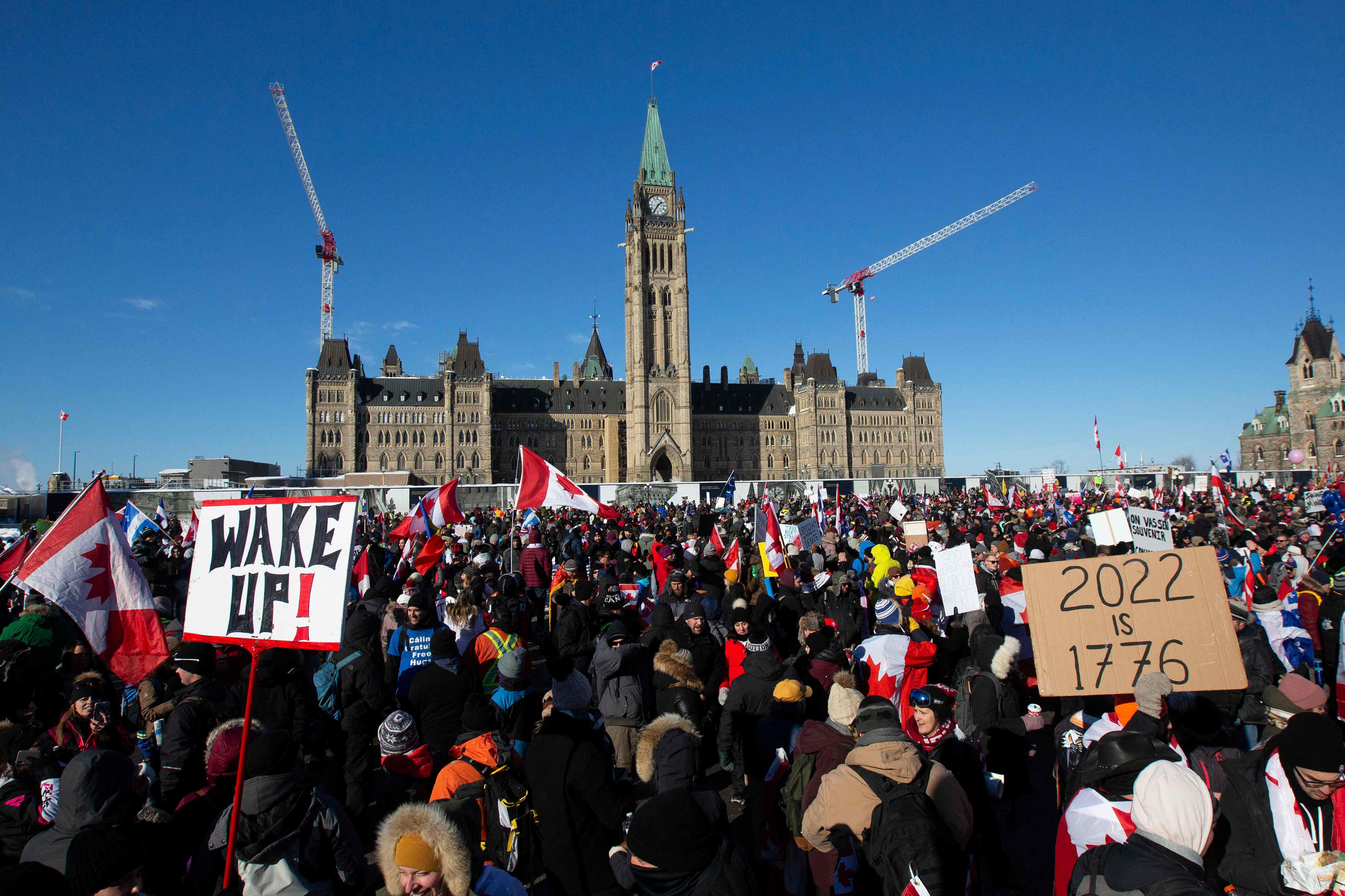 Kanadada aşı karşıtları sokağa döküldü Trudeau ve ailesi gizli bir yere nakledildi