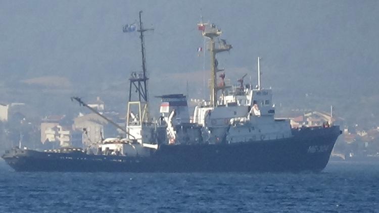 Rus askeri römorkörü ile anti-sabotaj botu Çanakkale Boğazından geçti