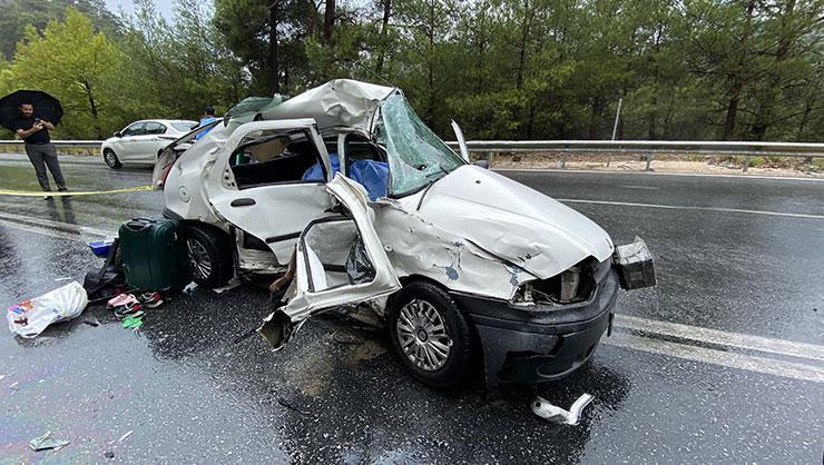 Antalyada korkunç kaza 2 kişi hayatını kaybetti, 1i ağır 2 çocuk yaralı...