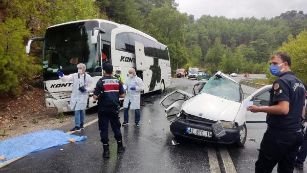 Antalyada kaza Otobüs ile otomobil çarpıştı Ölü ve yaralılar var