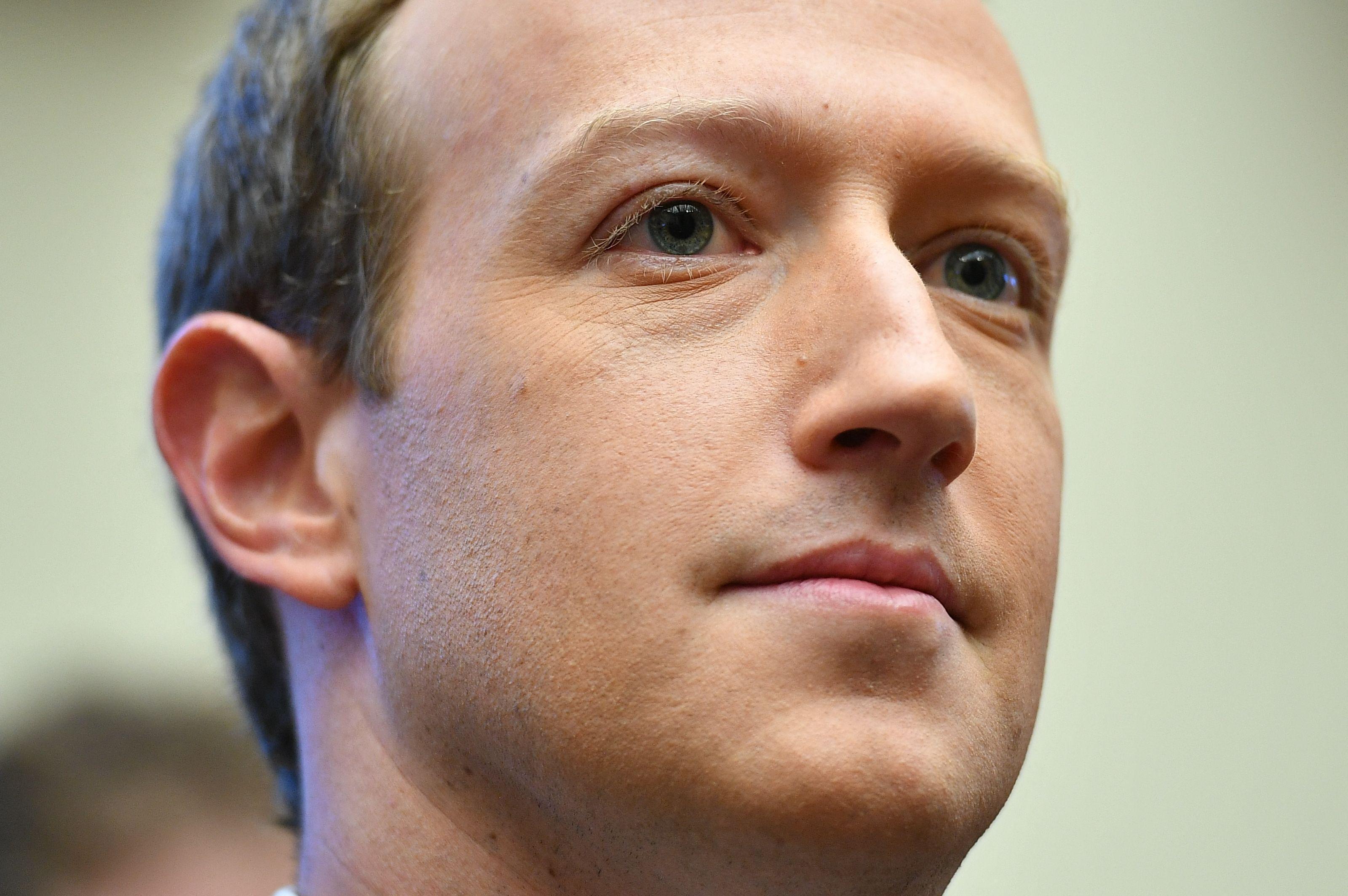Facebook 10 bin kişiyi işe alacak Paralel evren geliştiriyor