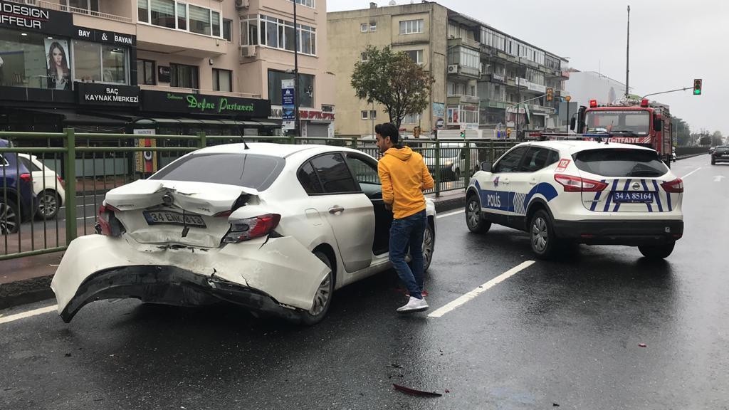 Beşiktaşta otomobil kırmızı ışıkta bekleyen araçlara çarptı