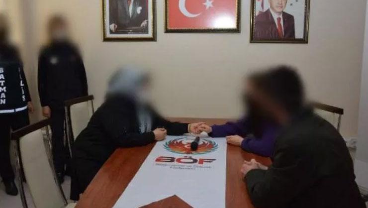 PKKdan kaçıp teslim olan 2 örgüt mensubu aileleriyle buluştu
