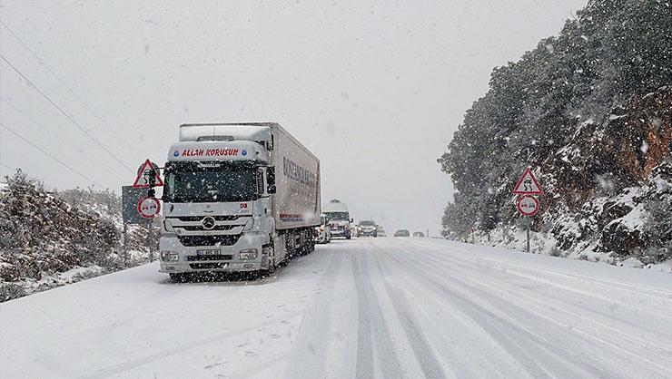 Antalyada kar yağışı etkili oldu D400 yolunda araçlar kaldı