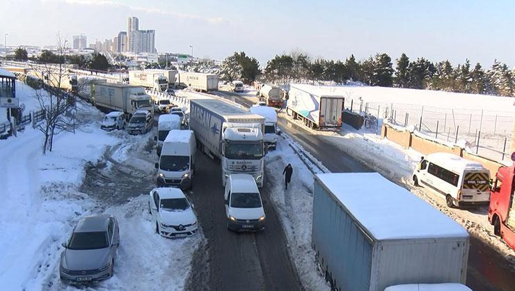 İstanbulda kar esareti hala devam ediyor Saatlerce mahsur kaldılar...