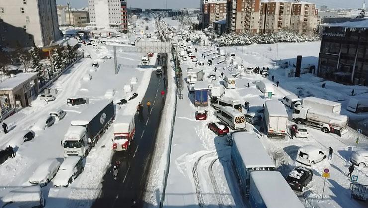 İstanbulda kar esareti hala devam ediyor Saatlerce mahsur kaldılar...