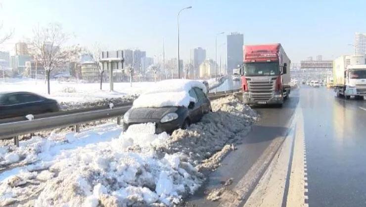 İstanbulda yol kenarları terk edilmiş araçlarla dolu