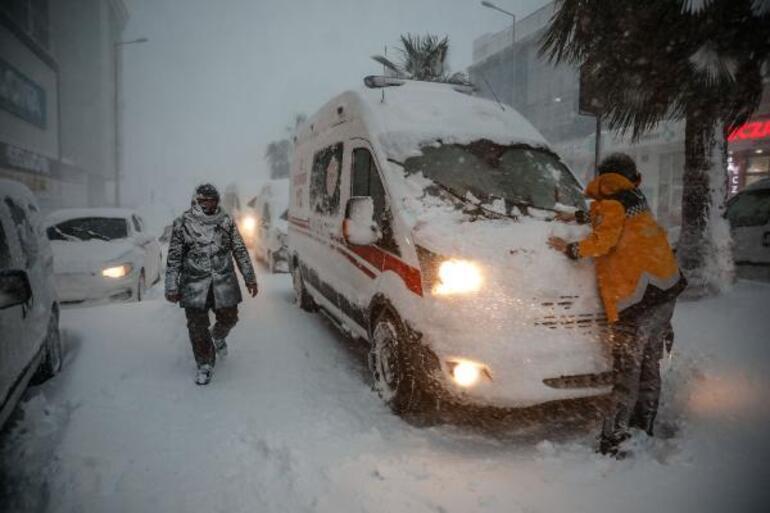 İstanbulda kar nedeniyle askeri helikopter devreye girdi