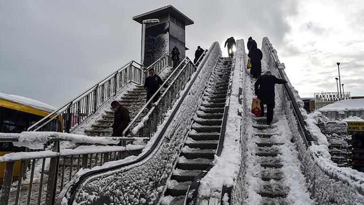 İstanbulda yürüyen merdivenler dondu