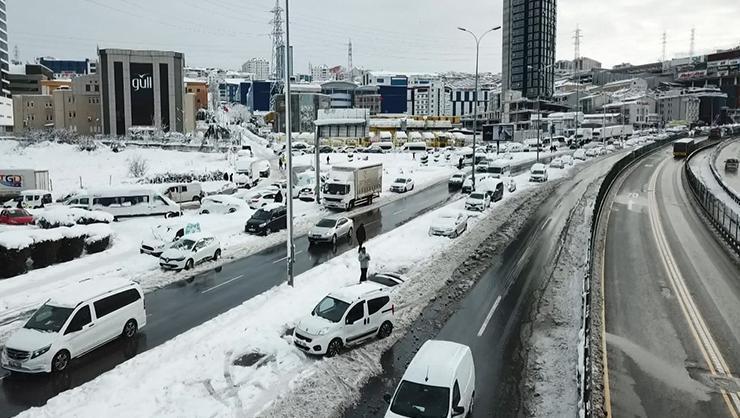 İstanbulda yollar terk edilen araçlarla doldu Ulaşıma kar engeli