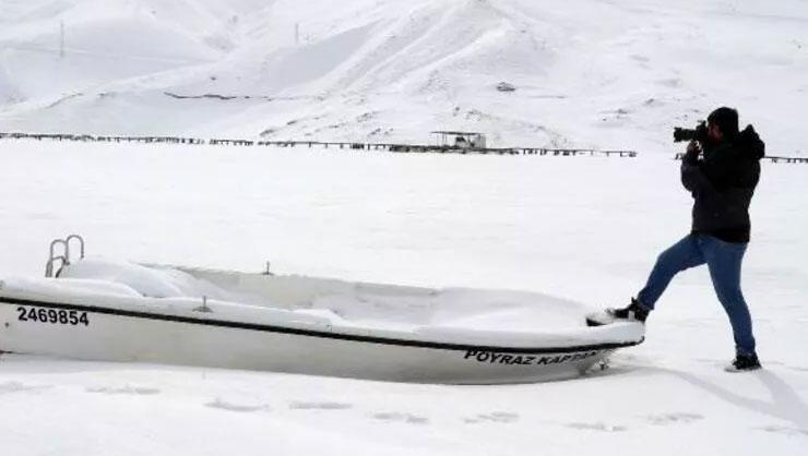 Tekneler buzların arasında kaldı Vanda baraj gölü dondu