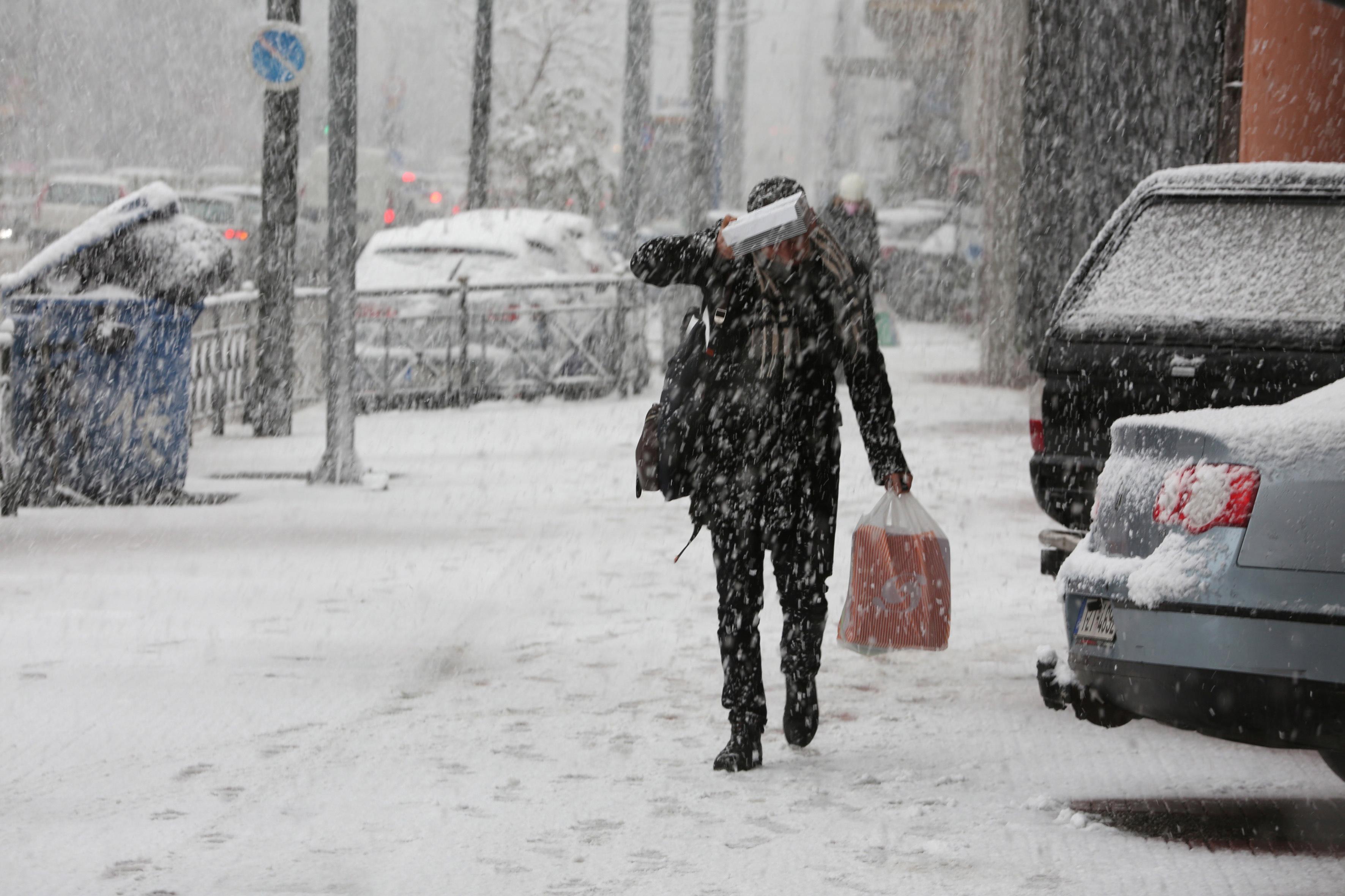 Yunanistanı kar fırtınası vurdu Ordu yardıma çağrıldı