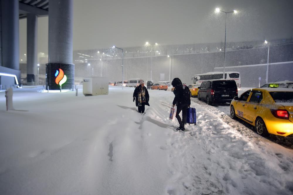 İstanbul Havalimanı’ndaki yoğun kar yağışı böyle görüntülendi