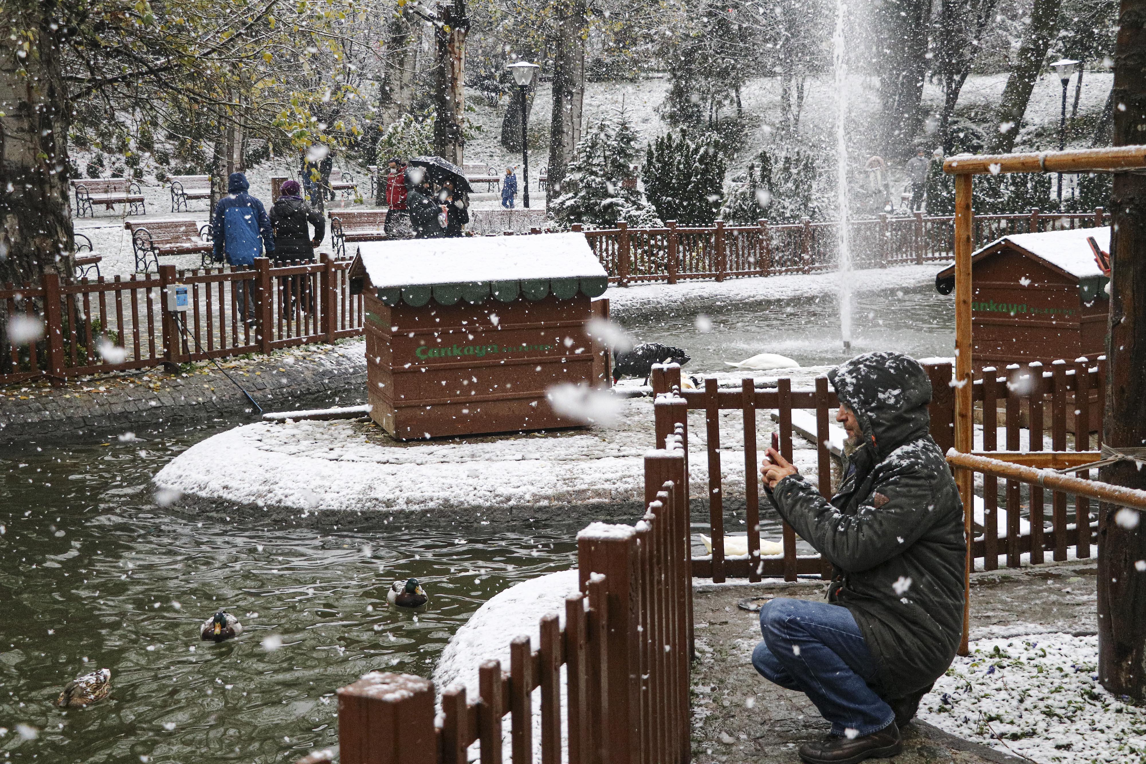 Ankarada kar sevinci Kent merkezi beyaza büründü