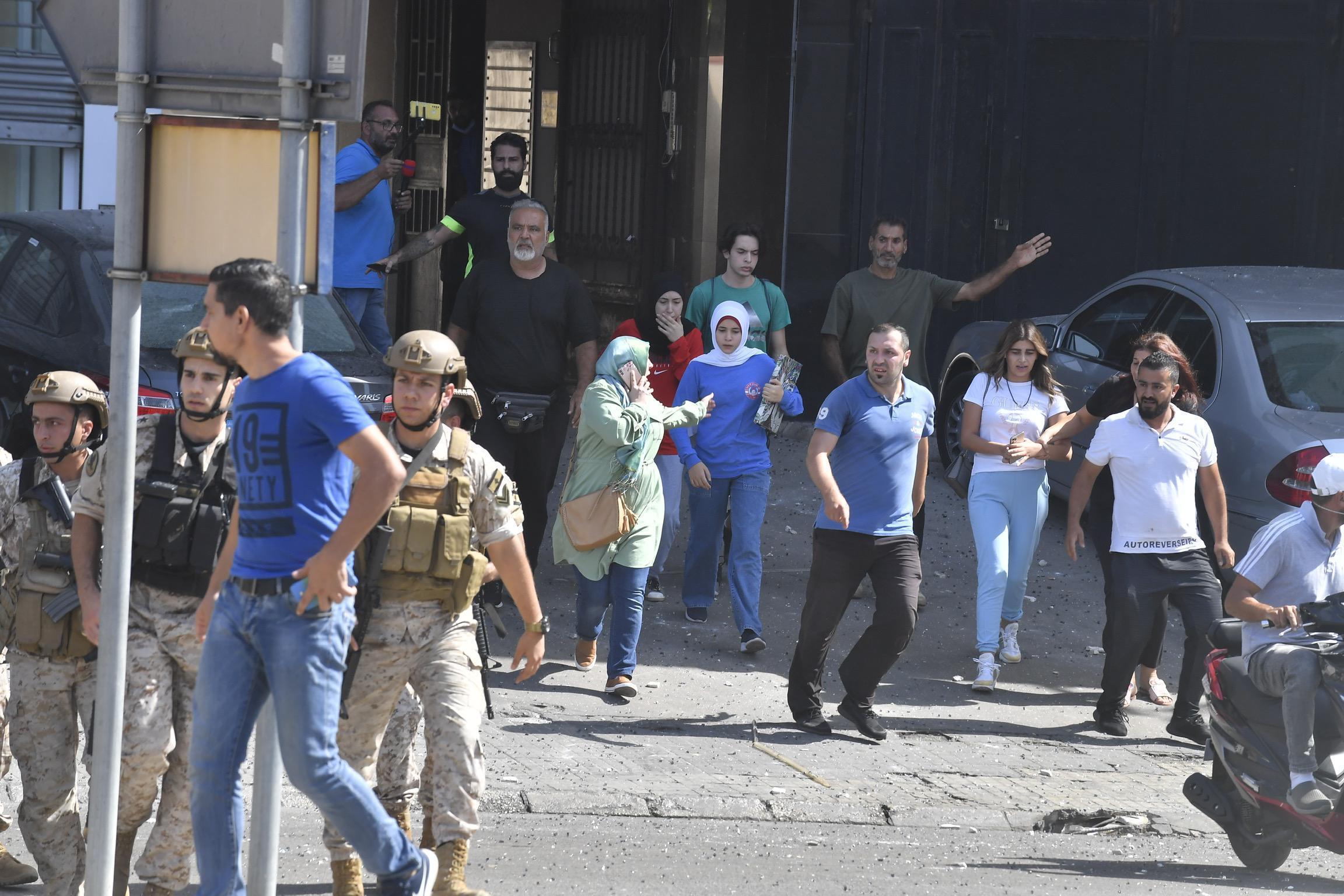 Lübnanda ordu sokağa indi Silahlı herkese ateş açılıyor Ölü ve yaralılar var