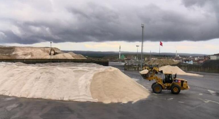 Meteoroloji uyarmıştı, İstanbulda kar seferberliği başladı