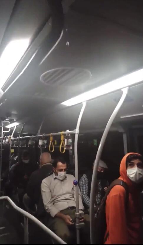 İstanbulda şiddetli yağış etkili oldu Metrobüsün tavanı aktı