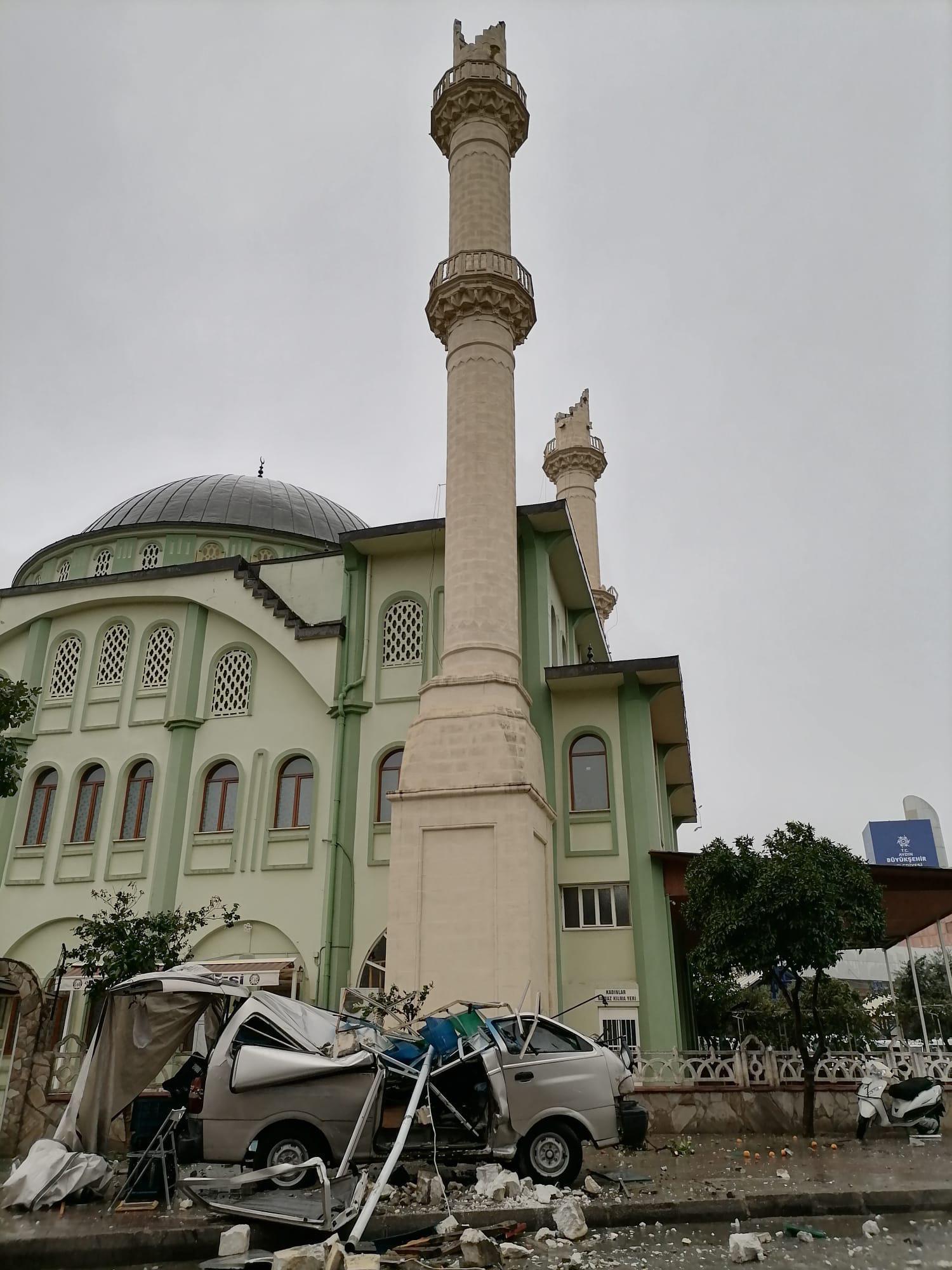 Aydında yağmur ve fırtına nedeniyle caminin minaresi koptu