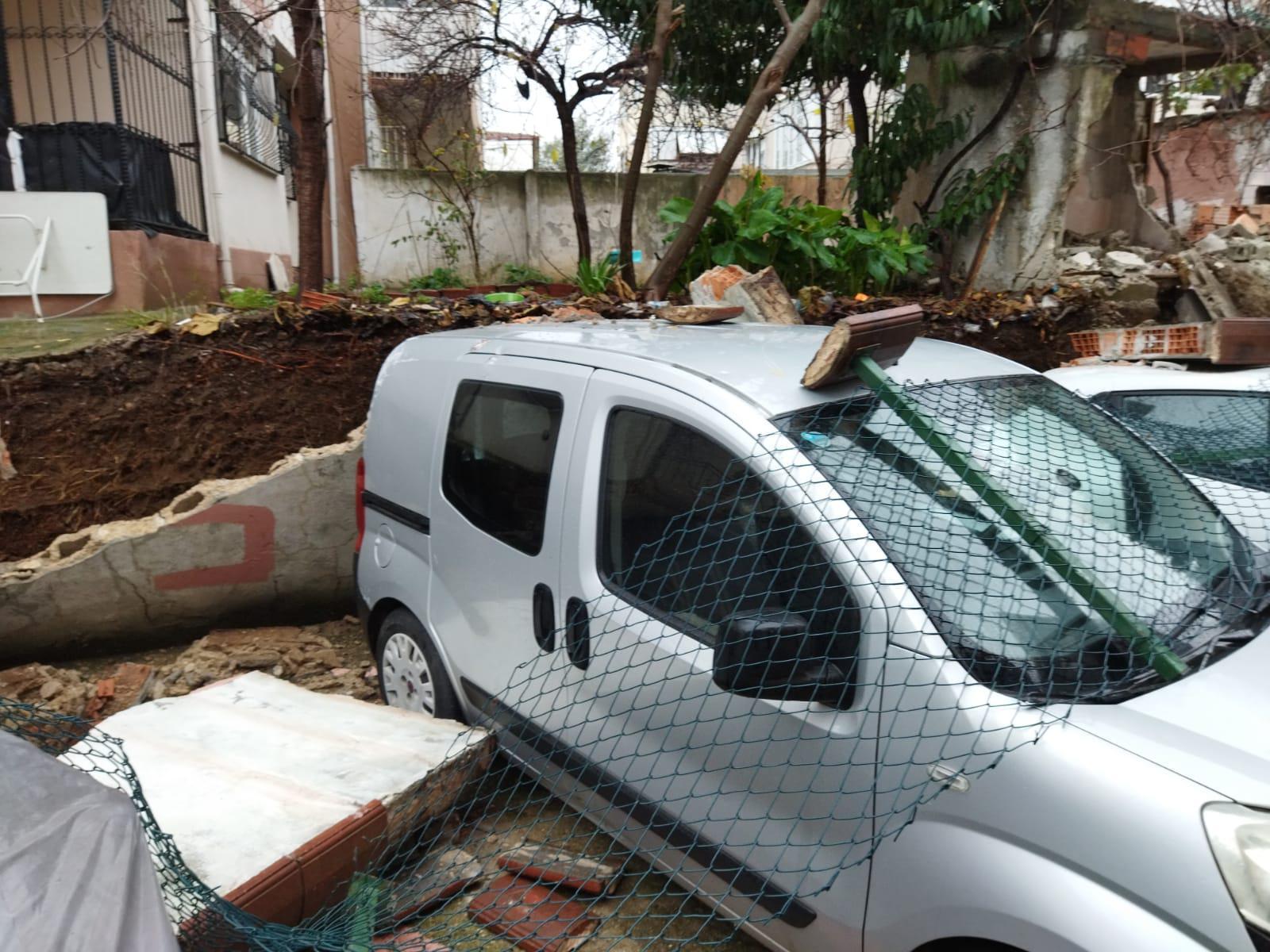 Son dakika... İstanbulda istinat duvarı çöktü: 4 otomobil zarar gördü