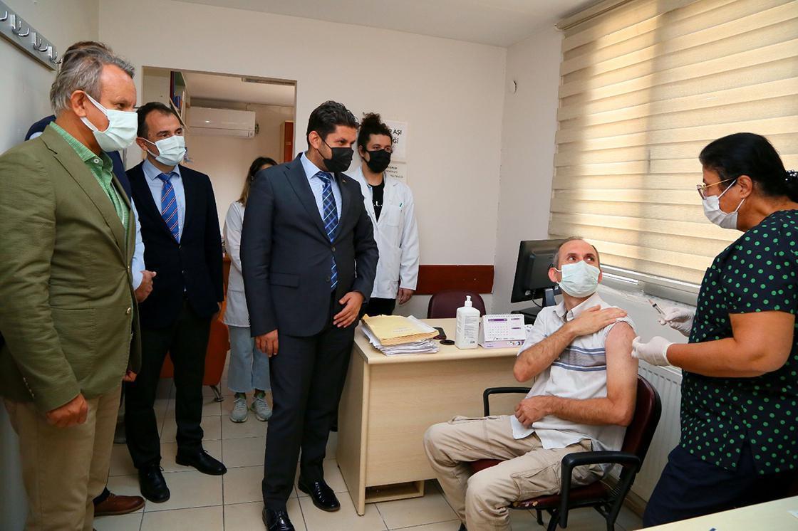 Yerli aşı TURKOVAC, İzmirde gönüllülere uygulanmaya başlandı