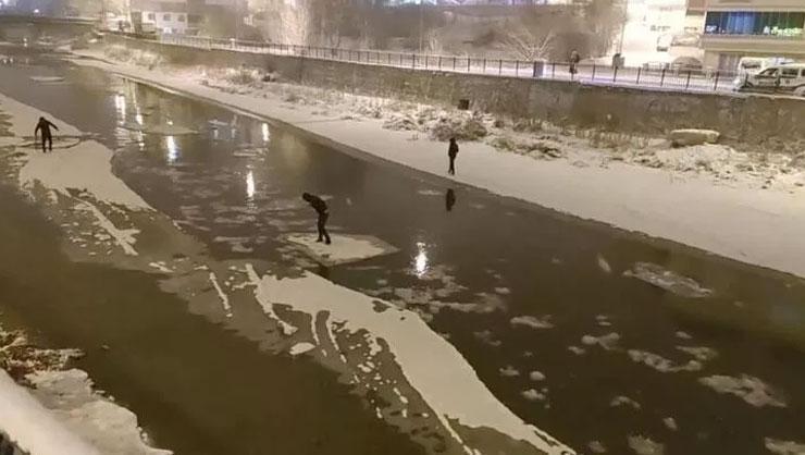 Buzu sal yapıp nehirde gezintiye çıktı