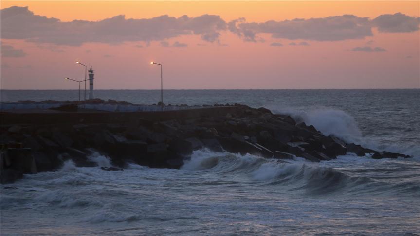 Meteoroloji uyarmıştı 4 metrelik dalgalar oluştu