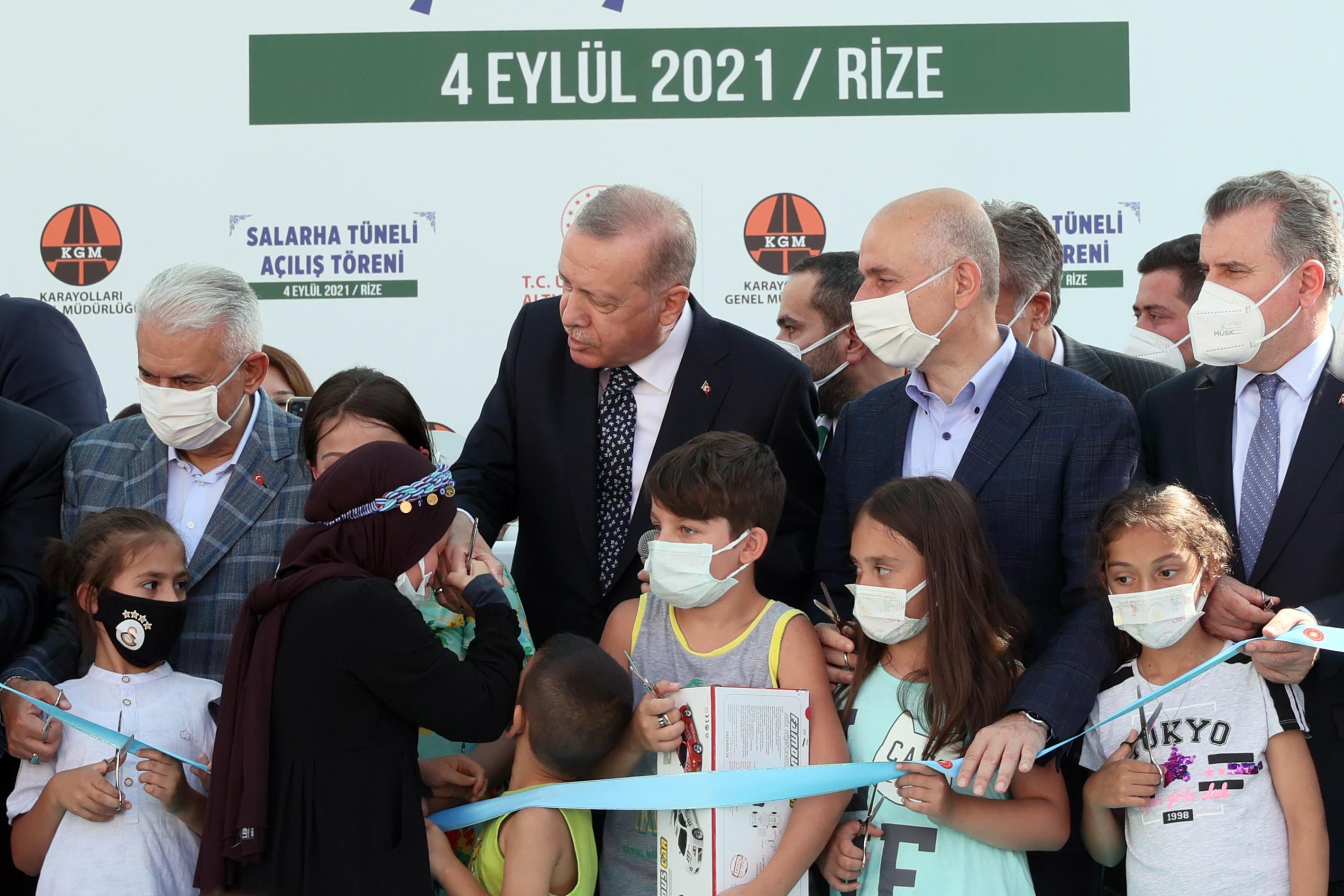 Son dakika: Salarha Tüneli ile Rizenin hayali gerçek oldu Erdoğan: 30 dakikalık yol 5 dakikaya düşüyor